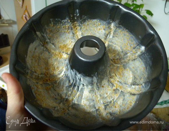 Форму смазать холодным маргарином, присыпать сухарями.