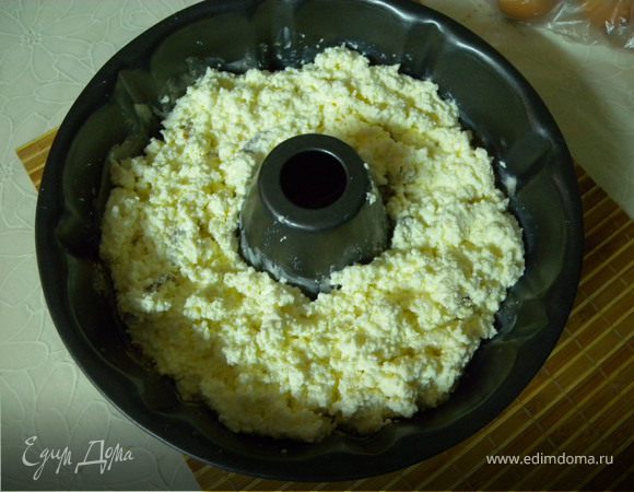 Тесто аккуратно (не перемешивая) По одной ложке равномерно переложить в форму. Не приминать и не заглаживать. Если уж сильно нужно разровнять то кончиком ножа, легонько. 