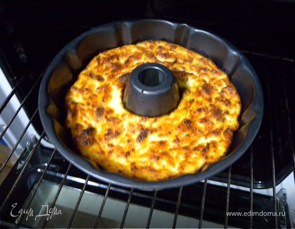 Выпекать при 180 градусах на нижнем нагреве около 50 минут (В конце можно включить и верхний нагрев, до коричневого цвета).