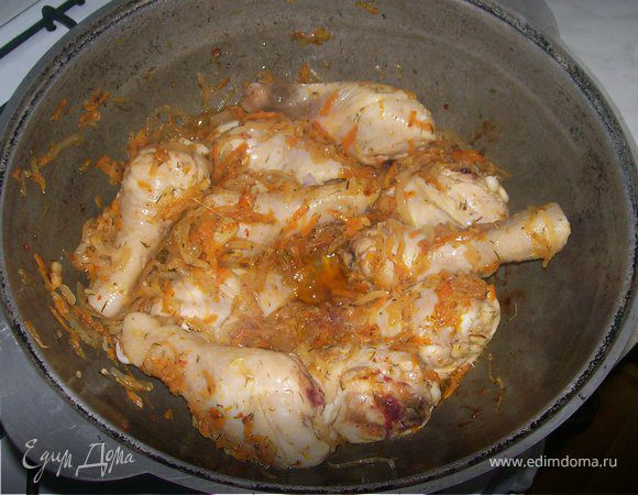 Добавляем в казан куриные голени и жарим 15 минут.