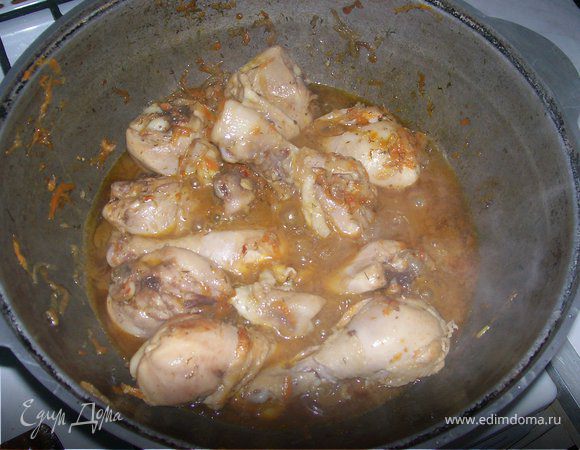 Добавляем стакан кипяченой подсоленной воды, даём закипеть и убавляем огонь под казаном.