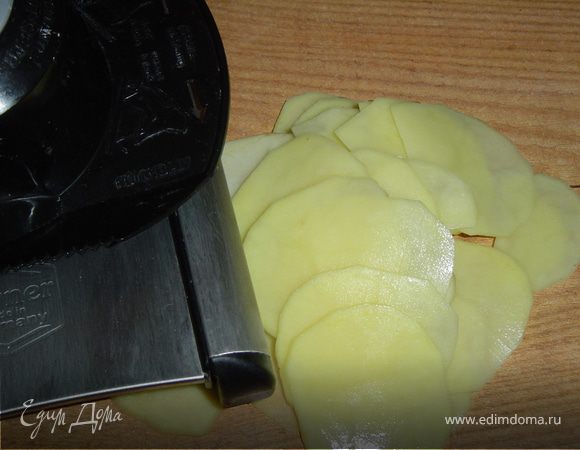 Очищаем картофель и нарезаем кружочки из картофеля при помощи овощерезки,так как ножом так тонко нарезать нельзя.