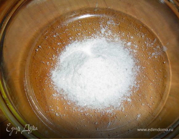 Готовим крепкий соляной раствор, который нужен нам для замачивания картофеля.