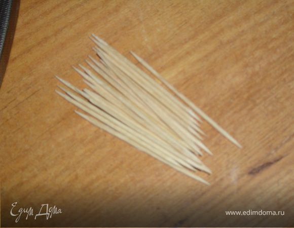 Для изготовления розочек нам понадобятся зубочистки.