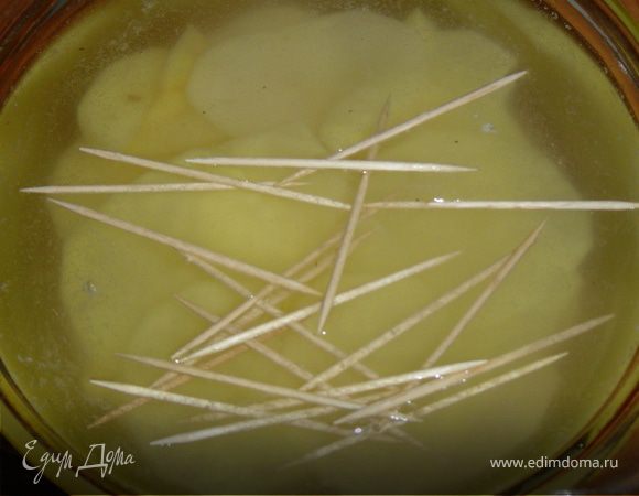 Картофельные кружочки и зубочистки помещаем в соляной раствор на 10-15 мин.Картофельные кружочки становятся мягкими и податливыми,не ломаются при изготовлении розы.А зубочистки - не горят при жарке во фритюре.