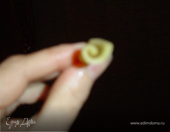 А теперь начинаем делать розу.Берем кружочек и сворачиваем его в трубочку.