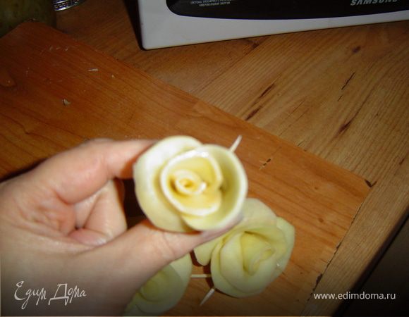 На первый листик добавляем второй,и так далее,"лепестки" выворачиваем как показано на фото.