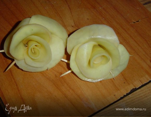 Периодически скалываем их зубочистками,чтобы лепестки не распадались.