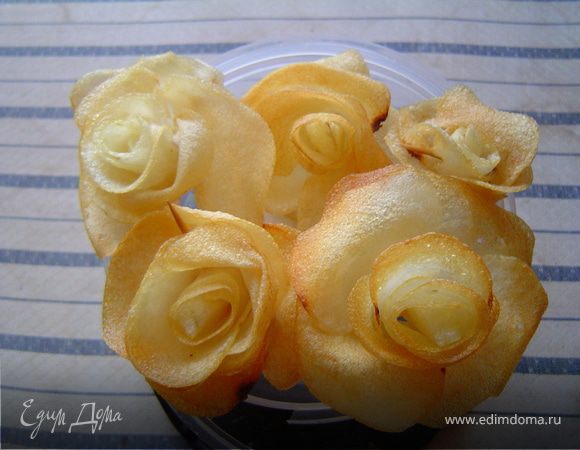 Выкладываем готовые розочки на полотенце,чтобы ушла влага . Жарим во фритюре и перед подачей,когда цветы немного остынут, удаляем зубочистки.
