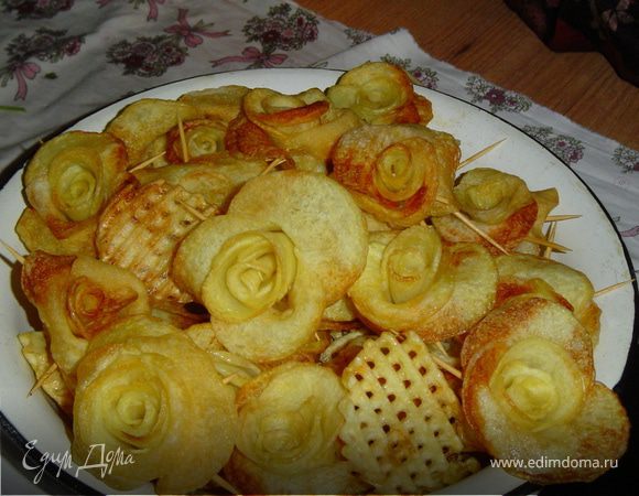 В итоге получаем красивейший гарнир, вкус у них что то среднее между картофелем фри и чипсами.