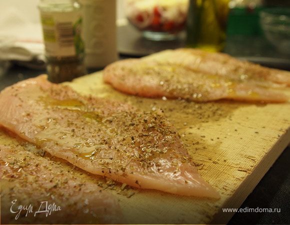 Грудки разрезать пополам очень острым ножом чтоб получились 4 тонкие кусочка. Посолить, поперчить, взбрызнуть оливковым маслом и посыпать майораном. Оставить мариноваться на 5 - 10 мин.