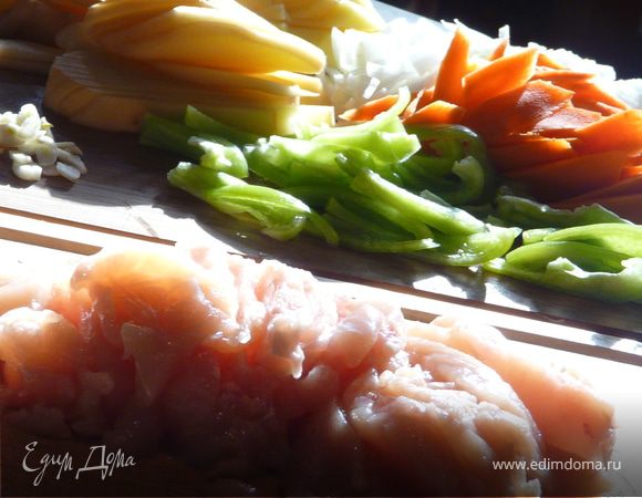 На сковороде поджарить полоски мяса до светло-золотого цвета. Вынуть. Теперь полоски картофеля и морковки до золотистого цвета. Вынуть. Положить лук, чеснок и натертый имбирь и на растительном масле 2 минуты подержать, вернуть мясо и залить молоком. Протушить минут 10 и добавить овощи и нарезаный полосками болгарский перец. Приправить специями и потушить еще минут 5. Подавать.