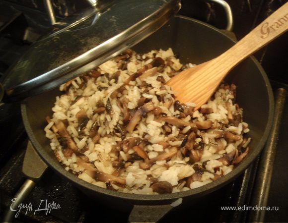 Гарнир:
Отварить рис отдельно. Нарезать шампиньоны и обжарить их в масле до золотистой корочки. Добавить к ним отваренный рис, налить соевого соуса и потомить все вместе 5 минут. Получается очень вкусный гарнир. 