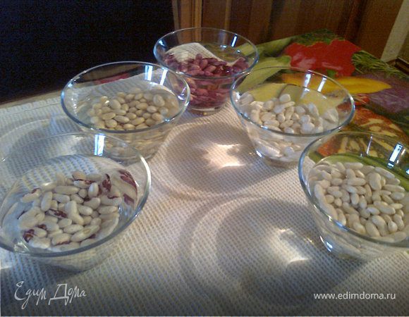 Фасоль замочить на ночь, но минимум на 6 часов.
У меня было 5 видов фасоли, хотела узнать их отличия. Вывод: в блюде вкус разных фасолинок не разобрать, но ГЛАВНОЕ: мелкая и средняя фасоль варится 45-60 минут, а крупная белая 1-1,5 часа.