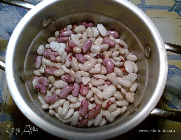 Фасоль заливаем водой, добавляем сахар, и варим до мягкого состояния. В это время делаем подготовительные работы.