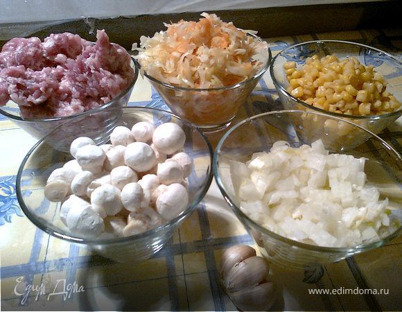 а) Чистим шампиньоны (у меня были такие вот малыши, но это даже пикантно).
б) Нарезаем мелко лук.