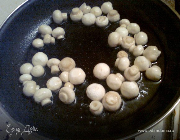 В небольшом количестве растительного масла на сильном огне подрумяниваем грибы. Можно их чуть посолить. ОСТОРОЖНО: не пересолите блюдо, т.к. капуста уже соленая.