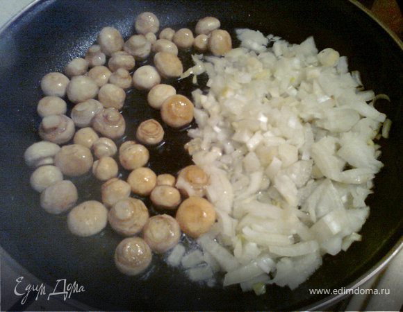 Добавляем лук и обжариваем все вместе.