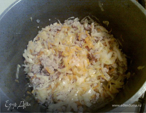 На хорошо обжаренный фарш выкладываем капусту, закрываем крышкой и тушим минут 10.