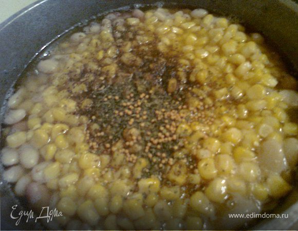 Затем перемешиваем, выкладываем грибы с луком, фасоль вместе с водой, в которой она варилась (примерно 1-1,5 стакана), кукурузу. Снова тушим минут 10.
В конце добавляем специи по вкусу (я добавила приправу для свинины, сухую петрушку и зерна горчицы), потомить минут 5 и можно подавать. 