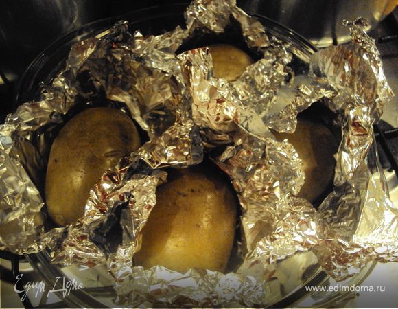 Моем картофель, заворачиваем в фольгу и запекаем в течение часа.