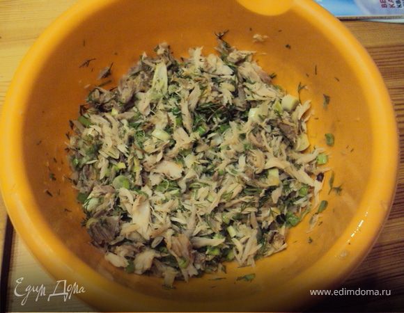В это время готовим начинку. Обжариваем мелко измельченную луковицу в течение 7 минут, добавляем чеснок и жарим еще 1 минуту. Соединяем с рыбой,зеленью, солим и перчим по вкусу.