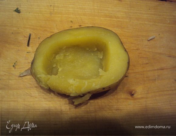 Немного остужаем картофель,разрезаем пополам и  вынимаем сердцевину,оставляя стенки и дно примерно 0,5 см .