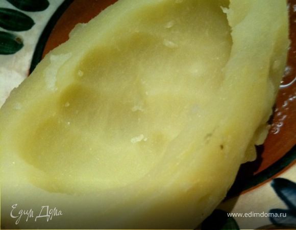 Отварить картофель в мундире, почистить и аккуратно, маленькой ложечкой, удалить серединку