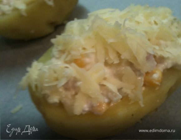Начинка: мелко нарезанная отварная курочка, кукуруза, и картофель (удаленная начинка). Все смешиваем и начиняем картофель. Посыпаем натертым твердым сыром, ставим в духовку минут на 10, чтобы расплавился сыр. Готово!:)