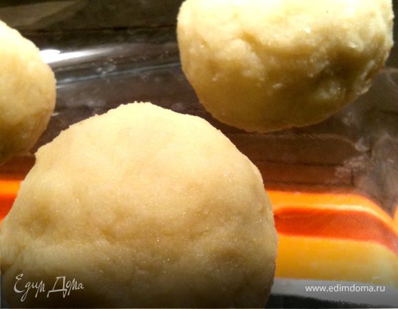 Отвариваем картофель в мундире. Остужаем, чистим, натираем на терке. Добавляем молоко, яйцо, соль, можно лучлк зеленый. Смешиваем миксиром. В итоге почти пюре получается. Делаем руками лепешечки, в серединку кладем начинку и скатываем шарики.
Начинка: творожный сыр, отварная курочка, кукуруза.
Посыпаем тертым сыром, ставим духовку, чтобы расплавился сыр.