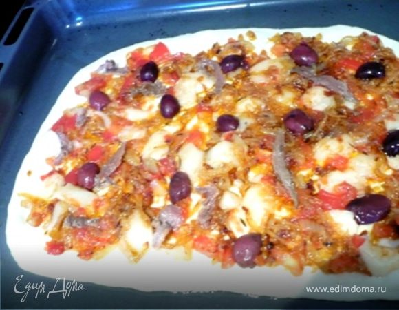 Тесто раскатать прямоугольником. Положить на смазанный противень. Выложить сверху луковую смесь, оливки, анчоусы. Дать подойти 15-20 минут. Выпекать в разогретой до 200 С (fan forced) духовке, до золотистой, хрустящей корочки. Подавать, сбрызнув оливковым маслом и украсив базиликом.
