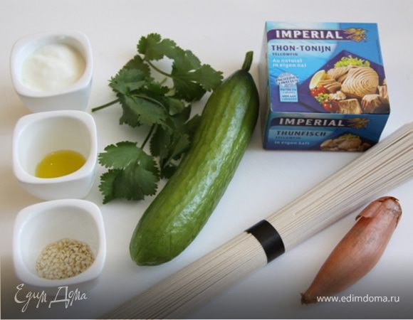 1. Варим лапшу аль-данте, и тщательно промываем  холодной водой. Обжариваем семена кунжута до золотистого цвета.