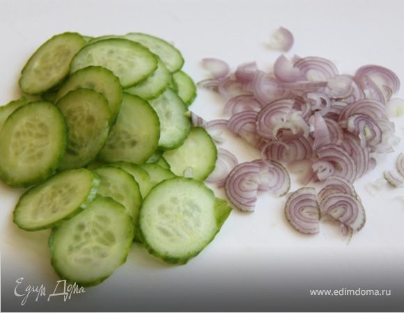 2. Режем огурец очень тоненькими кольцами, а шалот на тонкие полукольца.