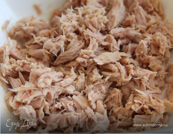 3. Измельчаем в тарелке вилкой или ложкой филе консервированного тунца, как на фото.