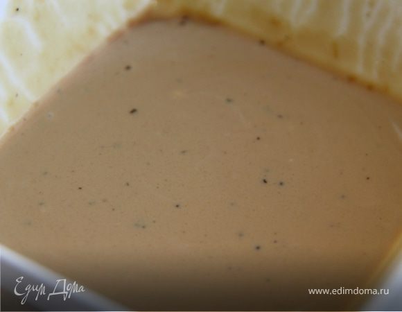 4. Соус-смешиваем йогурт, оливковое масло и соевый соус,  солим и поперчим.