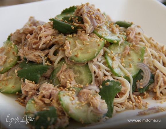5. Аккуратно смешиваем все ингредиенты с соусом, добавляем листья кинзы, выкладываем на тарелку и украшаем жареным кунжутом.
