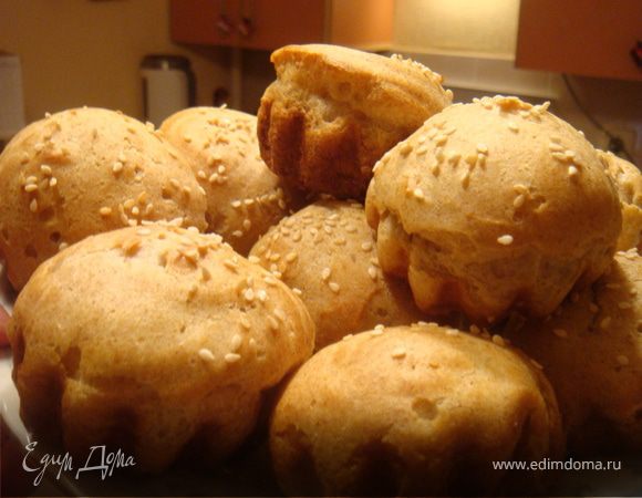 Разогреть духовку до 200 гр.Ц. Взять формочки-какие вам нравятся (лучше антипригарные,чтобы не подгорели профитрольки. Заполнить формочки тестом наполовину (с учетом того,что тесто поднимется в духовке). Посыпать тесто кунжутом. Формочки необходимо заранее смазать раст. маслом. Поставить запекаться в духовку на 20 минут. Потом не открывая духовку убавить огонь до 170 и выпекать еще минут 15.