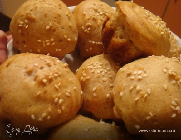 Достать профитрольки-дать остыть,вынуть из формочек. Разрезать и наполнить нашими начинками-укроп с маслом и вишенки.
Приятного аппетита!