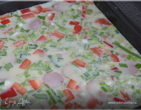 Все ингредиенты режу, складываю в противень и заливаю взбитыми с молоком яйцами. И в духовку на полчаса!