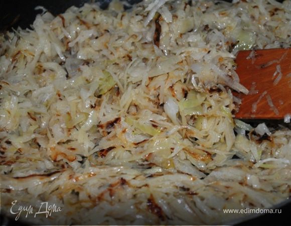Капусту нашинковать, обжарить на растительном масле, а затем потушить под крышкой на медленном огне до золотисто-розового цвета. Поставить остывать.