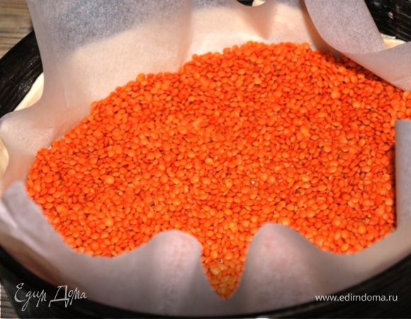 Тесто выложить в форму диаметром 24–28 см, поднять края и выпекать слепым методом 15 минут при 220°C. Достать. Убавить температуру до 180°C.