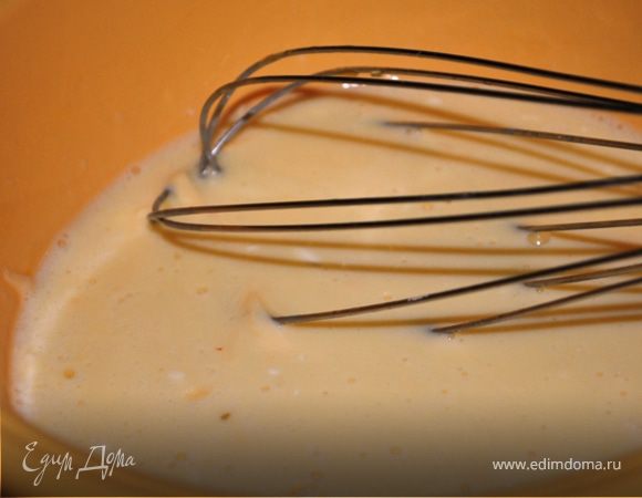 Яйца взбить со сливками, добавить половину сыра, посолить, поперчить.