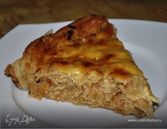 Выложить начинку в подготовленное тесто, посыпать оставшимся сыром. Выпекать 30–60 минут.Я обычно пеку 45 минут, и начинка выглядит вот так: