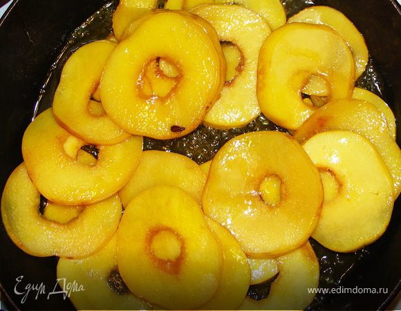Айву очистить от сердцевины и нарезать колечками.На сковороде растопить масло и выложить колечки пересыпая сахаром и куркумой.Потомить по закрытой крышкой 15-20 мин до мягкости периодически переворачивая.