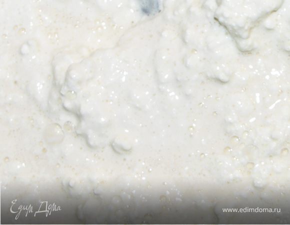 Смешать творог,яйца,молоко,сахар,соду и ванильный сахар.Постепенно добавить манку.Оставить мин на 10.