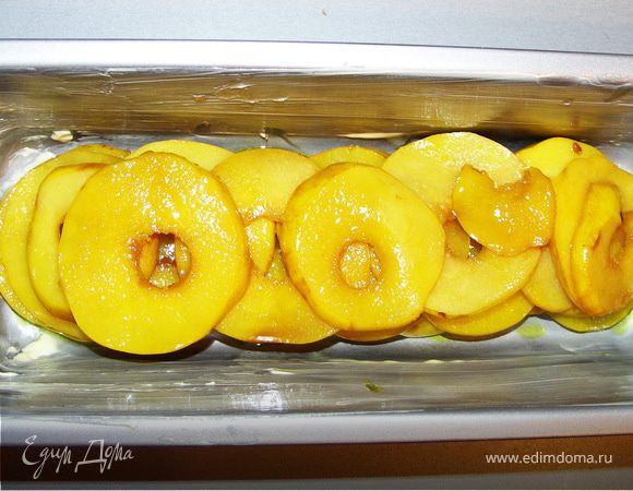 В смазанную форму выложить сначала айву.Потом постепенно влить тесто.Пирожок прилично поднимется в духовке,поэтому форму выбирайте с запасом места.Сок в котором тушилась айва слить в чашечку и добавить туда лимонный ликёр и мёд,хорошенько перемешать.Это соус для обмазки пирожка.(у меня получилось 60г)