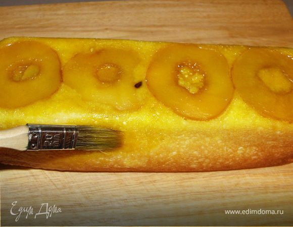 Готовый пирожок остудить.(Если вытащить из формы горячим,то он может некрасиво расплющиться).Перевернуть аккуратно на блюдо или доску и смазать при помощи кисточки со всех сторон по несколько раз соусом.Корочка получится жёлтой,а внутренность белой))