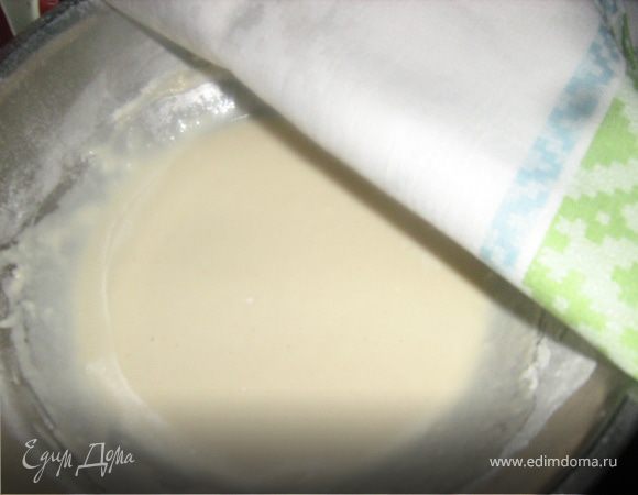 Муку просеять. Половину муки смешать с дрожжами. Сыворотку  подогреть до 36 градусов. Из муки, сыворотки, соли, сахара и 2 столовых ложек растительного масла замесить жидкое тесто , оставить в теплом месте на 1 час.