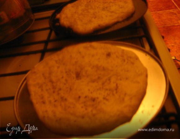 Ставим  фокаччу в разогретую до 180 градусов духовку. Перед этим верх смазываем маслом и приминаем пальцами еще раз, посыпаем кунжутом . Выпекаем около 20 минут (если тесто толстое, то дольше). Тертым сыром нужно посыпать после 10 минут выпекания.
Приятного аппетита.