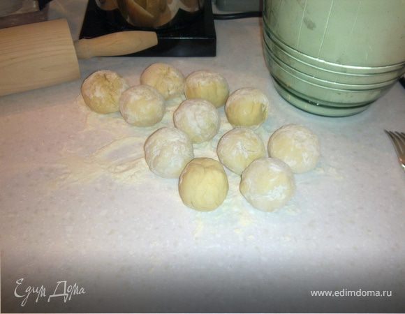 Разделить тесто на несколько шариков